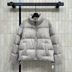 M家 26早秋新款 绒感立领短款羽绒服 质感自带哑光质感 高立领抵御寒风 拉链开合简洁利落 宽松短款廓形 充白鹅绒饱满蓬 M家 26早秋新款 绒感立领短款羽绒服 质感自带哑光质感 高立领抵御寒风 拉链开合简洁利落 宽松短款廓形 充白鹅绒饱满蓬