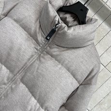 M家 26早秋新款 绒感立领短款羽绒服 质感自带哑光质感 高立领抵御寒风 拉链开合简洁利落 宽松短款廓形 充白鹅绒饱满蓬 M家 26早秋新款 绒感立领短款羽绒服 质感自带哑光质感 高立领抵御寒风 拉链开合简洁利落 宽松短款廓形 充白鹅绒饱满蓬
