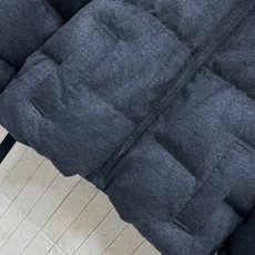 M家 26早秋新款 绒感立领短款羽绒服 质感自带哑光质感 高立领抵御寒风 拉链开合简洁利落 宽松短款廓形 充白鹅绒饱满蓬 M家 26早秋新款 绒感立领短款羽绒服 质感自带哑光质感 高立领抵御寒风 拉链开合简洁利落 宽松短款廓形 充白鹅绒饱满蓬
