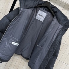M家 26早秋新款 绒感立领短款羽绒服 质感自带哑光质感 高立领抵御寒风 拉链开合简洁利落 宽松短款廓形 充白鹅绒饱满蓬 M家 26早秋新款 绒感立领短款羽绒服 质感自带哑光质感 高立领抵御寒风 拉链开合简洁利落 宽松短款廓形 充白鹅绒饱满蓬