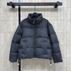 M家 26早秋新款 绒感立领短款羽绒服 质感自带哑光质感 高立领抵御寒风 拉链开合简洁利落 宽松短款廓形 充白鹅绒饱满蓬 M家 26早秋新款 绒感立领短款羽绒服 质感自带哑光质感 高立领抵御寒风 拉链开合简洁利落 宽松短款廓形 充白鹅绒饱满蓬