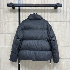 M家 26早秋新款 绒感立领短款羽绒服 质感自带哑光质感 高立领抵御寒风 拉链开合简洁利落 宽松短款廓形 充白鹅绒饱满蓬 M家 26早秋新款 绒感立领短款羽绒服 质感自带哑光质感 高立领抵御寒风 拉链开合简洁利落 宽松短款廓形 充白鹅绒饱满蓬