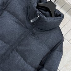 M家 26早秋新款 绒感立领短款羽绒服 质感自带哑光质感 高立领抵御寒风 拉链开合简洁利落 宽松短款廓形 充白鹅绒饱满蓬 M家 26早秋新款 绒感立领短款羽绒服 质感自带哑光质感 高立领抵御寒风 拉链开合简洁利落 宽松短款廓形 充白鹅绒饱满蓬