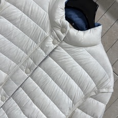 MO家 26早秋新款 立领轻薄短款羽绒服 采用白鹅绒面料 利落短款剪裁 上身轻巧不臃肿 按扣开合穿脱便捷 大贴袋口袋实用 MO家 26早秋新款 立领轻薄短款羽绒服 采用白鹅绒面料 利落短款剪裁 上身轻巧不臃肿 按扣开合穿脱便捷 大贴袋口袋实用