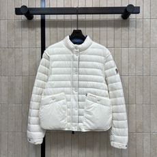 MO家 26早秋新款 立领轻薄短款羽绒服 采用白鹅绒面料 利落短款剪裁 上身轻巧不臃肿 按扣开合穿脱便捷 大贴袋口袋实用 MO家 26早秋新款 立领轻薄短款羽绒服 采用白鹅绒面料 利落短款剪裁 上身轻巧不臃肿 按扣开合穿脱便捷 大贴袋口袋实用