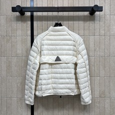 MO家 26早秋新款 立领轻薄短款羽绒服 采用白鹅绒面料 利落短款剪裁 上身轻巧不臃肿 按扣开合穿脱便捷 大贴袋口袋实用 MO家 26早秋新款 立领轻薄短款羽绒服 采用白鹅绒面料 利落短款剪裁 上身轻巧不臃肿 按扣开合穿脱便捷 大贴袋口袋实用