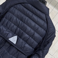 MO家 26早秋新款 立领轻薄短款羽绒服 采用白鹅绒面料 利落短款剪裁 上身轻巧不臃肿 按扣开合穿脱便捷 大贴袋口袋实用 MO家 26早秋新款 立领轻薄短款羽绒服 采用白鹅绒面料 利落短款剪裁 上身轻巧不臃肿 按扣开合穿脱便捷 大贴袋口袋实用