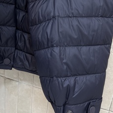 MO家 26早秋新款 立领轻薄短款羽绒服 采用白鹅绒面料 利落短款剪裁 上身轻巧不臃肿 按扣开合穿脱便捷 大贴袋口袋实用 MO家 26早秋新款 立领轻薄短款羽绒服 采用白鹅绒面料 利落短款剪裁 上身轻巧不臃肿 按扣开合穿脱便捷 大贴袋口袋实用