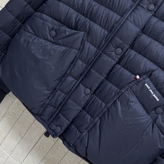 MO家 26早秋新款 立领轻薄短款羽绒服 采用白鹅绒面料 利落短款剪裁 上身轻巧不臃肿 按扣开合穿脱便捷 大贴袋口袋实用 MO家 26早秋新款 立领轻薄短款羽绒服 采用白鹅绒面料 利落短款剪裁 上身轻巧不臃肿 按扣开合穿脱便捷 大贴袋口袋实用