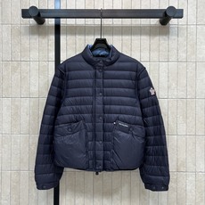 MO家 26早秋新款 立领轻薄短款羽绒服 采用白鹅绒面料 利落短款剪裁 上身轻巧不臃肿 按扣开合穿脱便捷 大贴袋口袋实用 MO家 26早秋新款 立领轻薄短款羽绒服 采用白鹅绒面料 利落短款剪裁 上身轻巧不臃肿 按扣开合穿脱便捷 大贴袋口袋实用