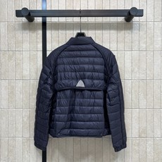 MO家 26早秋新款 立领轻薄短款羽绒服 采用白鹅绒面料 利落短款剪裁 上身轻巧不臃肿 按扣开合穿脱便捷 大贴袋口袋实用 MO家 26早秋新款 立领轻薄短款羽绒服 采用白鹅绒面料 利落短款剪裁 上身轻巧不臃肿 按扣开合穿脱便捷 大贴袋口袋实用