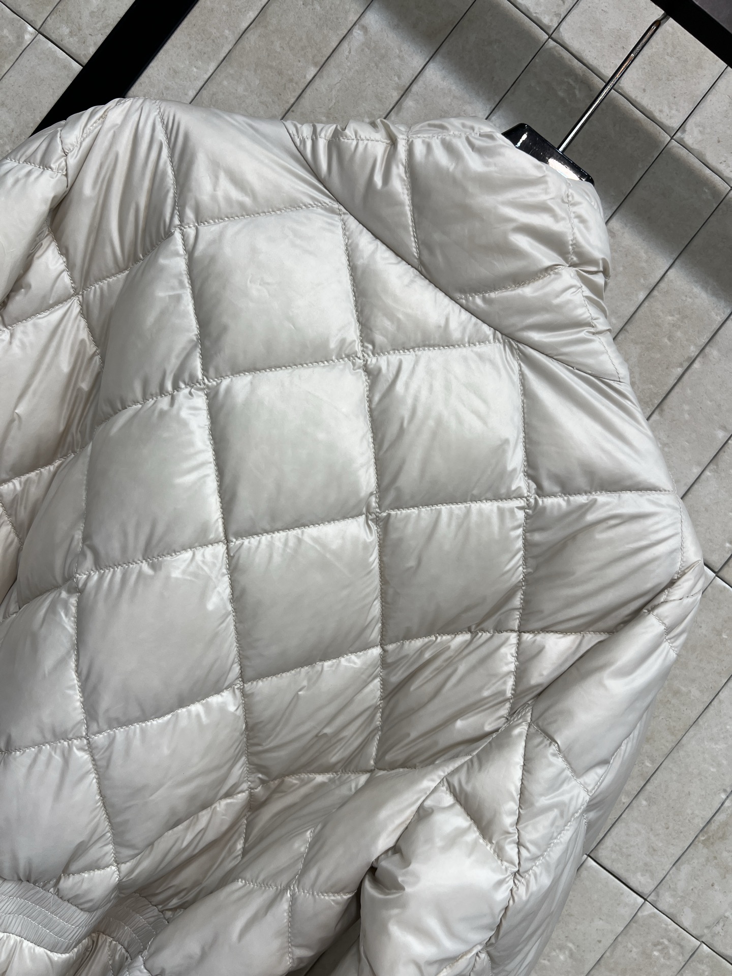 M家 26秋冬新款 立领收腰羽绒服 经典菱格衍缝走线饱满蓬松白鹅绒填充 立领抽绳设计防风保暖 精致金属拉链顺滑耐用 可拆 M家 26秋冬新款 立领收腰羽绒服 经典菱格衍缝走线饱满蓬松白鹅绒填充 立领抽绳设计防风保暖 精致金属拉链顺滑耐用 可拆