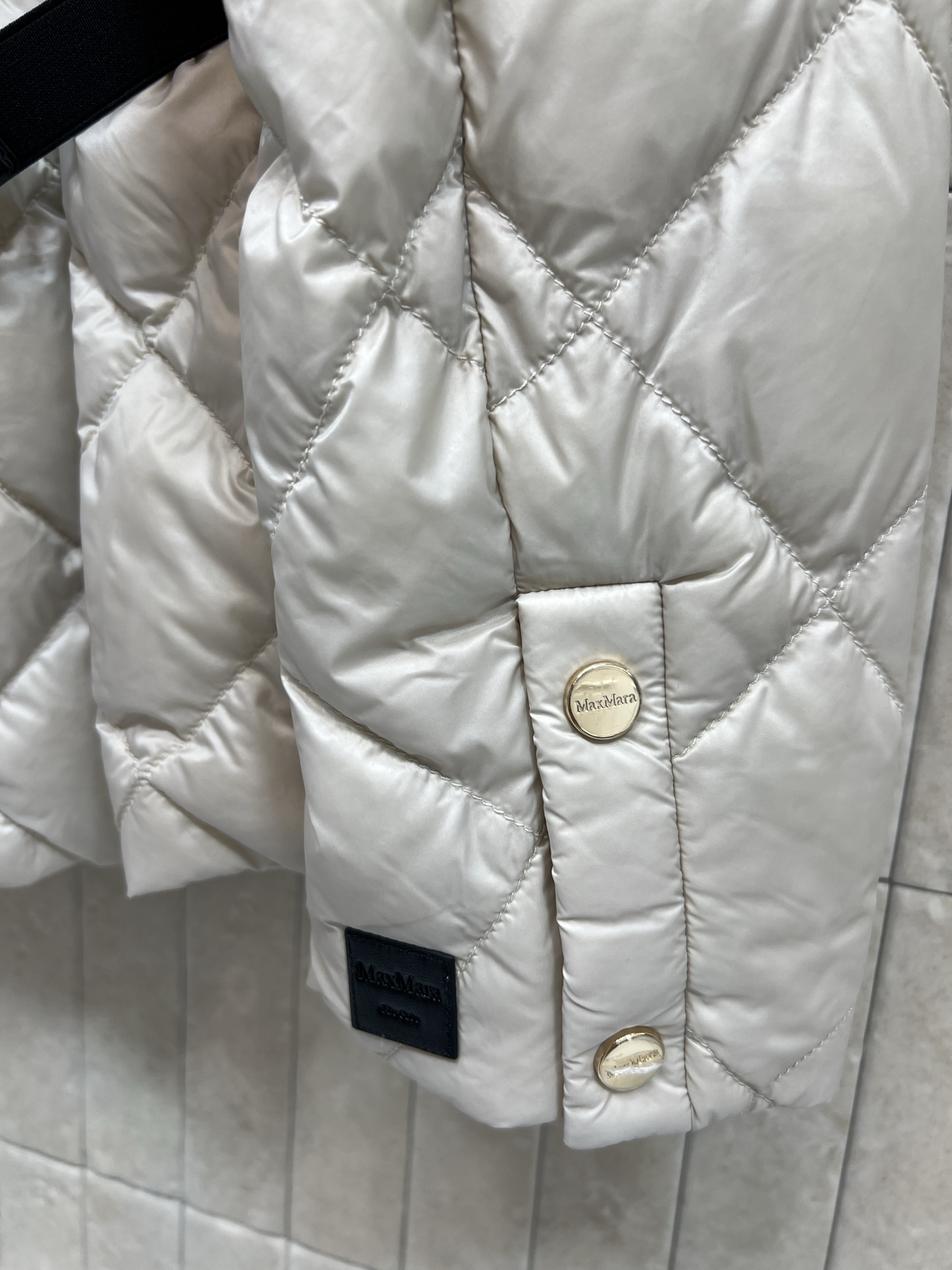 M家 26秋冬新款 立领收腰羽绒服 经典菱格衍缝走线饱满蓬松白鹅绒填充 立领抽绳设计防风保暖 精致金属拉链顺滑耐用 可拆 M家 26秋冬新款 立领收腰羽绒服 经典菱格衍缝走线饱满蓬松白鹅绒填充 立领抽绳设计防风保暖 精致金属拉链顺滑耐用 可拆