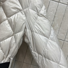 M家 26秋冬新款 立领收腰羽绒服 经典菱格衍缝走线饱满蓬松白鹅绒填充 立领抽绳设计防风保暖 精致金属拉链顺滑耐用 可拆 M家 26秋冬新款 立领收腰羽绒服 经典菱格衍缝走线饱满蓬松白鹅绒填充 立领抽绳设计防风保暖 精致金属拉链顺滑耐用 可拆