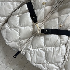 M家 26秋冬新款 立领收腰羽绒服 经典菱格衍缝走线饱满蓬松白鹅绒填充 立领抽绳设计防风保暖 精致金属拉链顺滑耐用 可拆 M家 26秋冬新款 立领收腰羽绒服 经典菱格衍缝走线饱满蓬松白鹅绒填充 立领抽绳设计防风保暖 精致金属拉链顺滑耐用 可拆