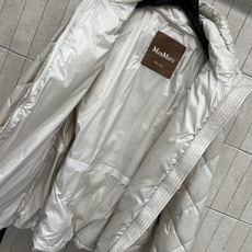 M家 26秋冬新款 立领收腰羽绒服 经典菱格衍缝走线饱满蓬松白鹅绒填充 立领抽绳设计防风保暖 精致金属拉链顺滑耐用 可拆 M家 26秋冬新款 立领收腰羽绒服 经典菱格衍缝走线饱满蓬松白鹅绒填充 立领抽绳设计防风保暖 精致金属拉链顺滑耐用 可拆