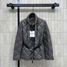M家 26秋冬新款 立领收腰羽绒服 经典菱格衍缝走线饱满蓬松白鹅绒填充 立领抽绳设计防风保暖 精致金属拉链顺滑耐用 可拆 M家 26秋冬新款 立领收腰羽绒服 经典菱格衍缝走线饱满蓬松白鹅绒填充 立领抽绳设计防风保暖 精致金属拉链顺滑耐用 可拆