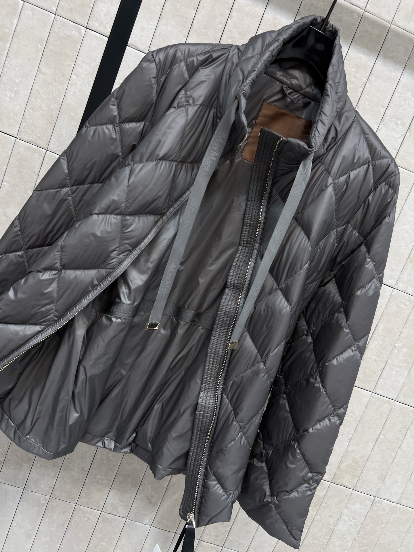 M家 26秋冬新款 立领收腰羽绒服 经典菱格衍缝走线饱满蓬松白鹅绒填充 立领抽绳设计防风保暖 精致金属拉链顺滑耐用 可拆