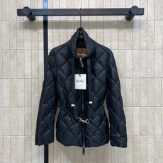 M家 26秋冬新款 立领收腰羽绒服 经典菱格衍缝走线饱满蓬松白鹅绒填充 立领抽绳设计防风保暖 精致金属拉链顺滑耐用 可拆 M家 26秋冬新款 立领收腰羽绒服 经典菱格衍缝走线饱满蓬松白鹅绒填充 立领抽绳设计防风保暖 精致金属拉链顺滑耐用 可拆