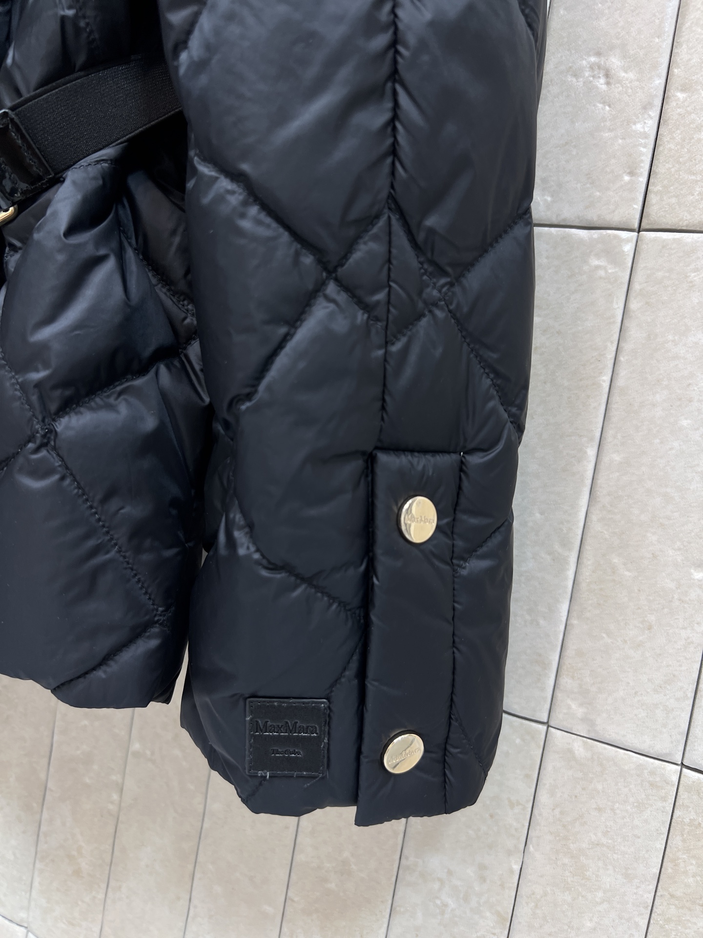 M家 26秋冬新款 立领收腰羽绒服 经典菱格衍缝走线饱满蓬松白鹅绒填充 立领抽绳设计防风保暖 精致金属拉链顺滑耐用 可拆