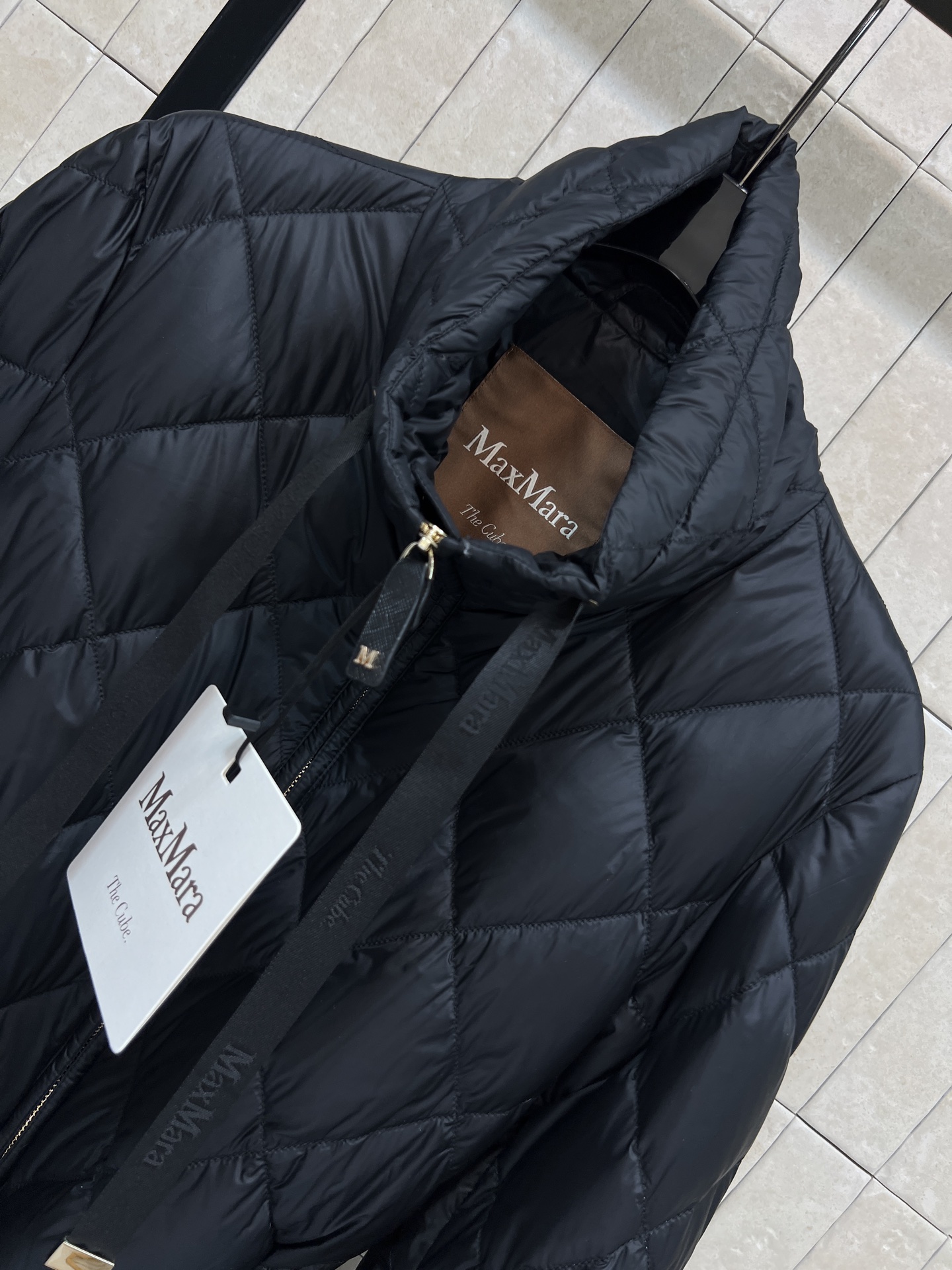 M家 26秋冬新款 立领收腰羽绒服 经典菱格衍缝走线饱满蓬松白鹅绒填充 立领抽绳设计防风保暖 精致金属拉链顺滑耐用 可拆