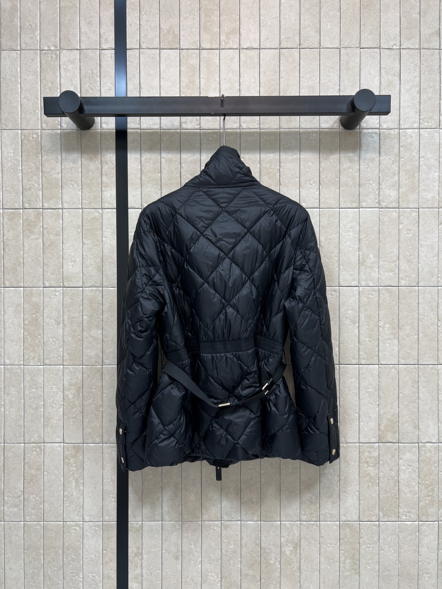M家 26秋冬新款 立领收腰羽绒服 经典菱格衍缝走线饱满蓬松白鹅绒填充 立领抽绳设计防风保暖 精致金属拉链顺滑耐用 可拆