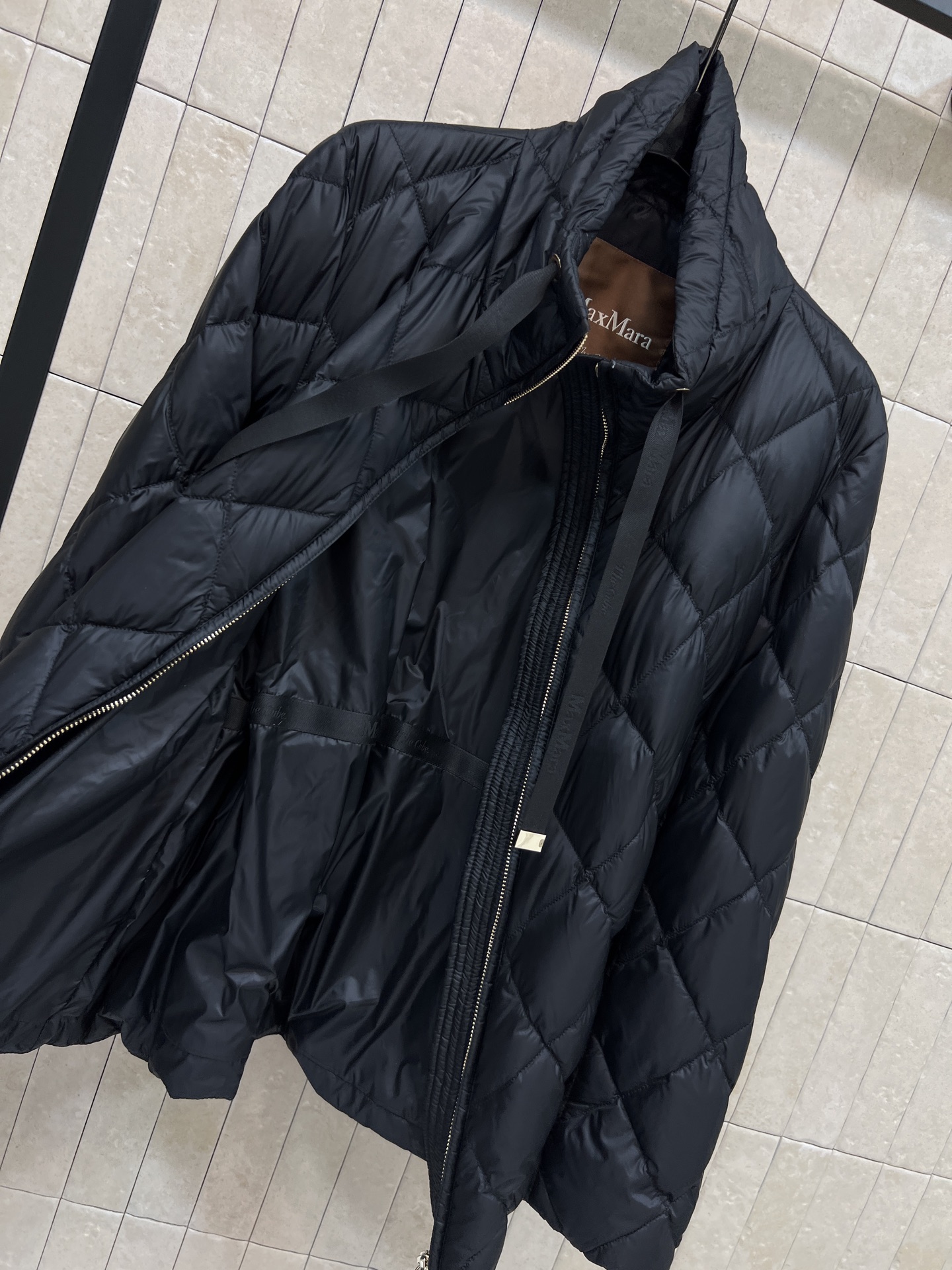 M家 26秋冬新款 立领收腰羽绒服 经典菱格衍缝走线饱满蓬松白鹅绒填充 立领抽绳设计防风保暖 精致金属拉链顺滑耐用 可拆