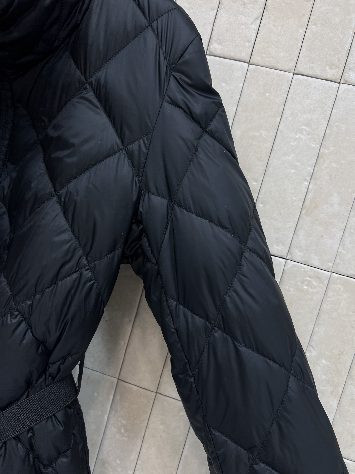 M家 26秋冬新款 立领收腰羽绒服 经典菱格衍缝走线饱满蓬松白鹅绒填充 立领抽绳设计防风保暖 精致金属拉链顺滑耐用 可拆