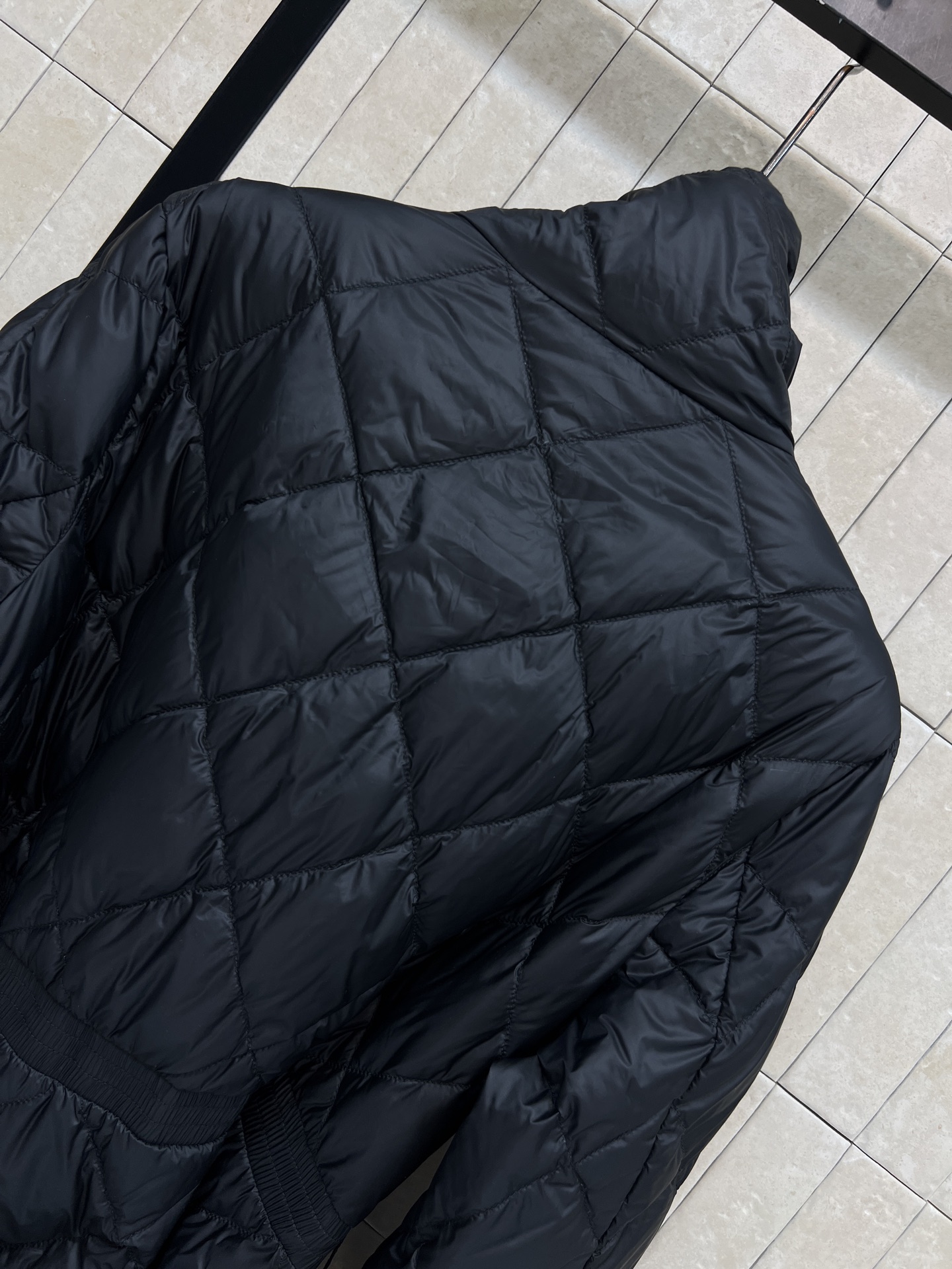 M家 26秋冬新款 立领收腰羽绒服 经典菱格衍缝走线饱满蓬松白鹅绒填充 立领抽绳设计防风保暖 精致金属拉链顺滑耐用 可拆