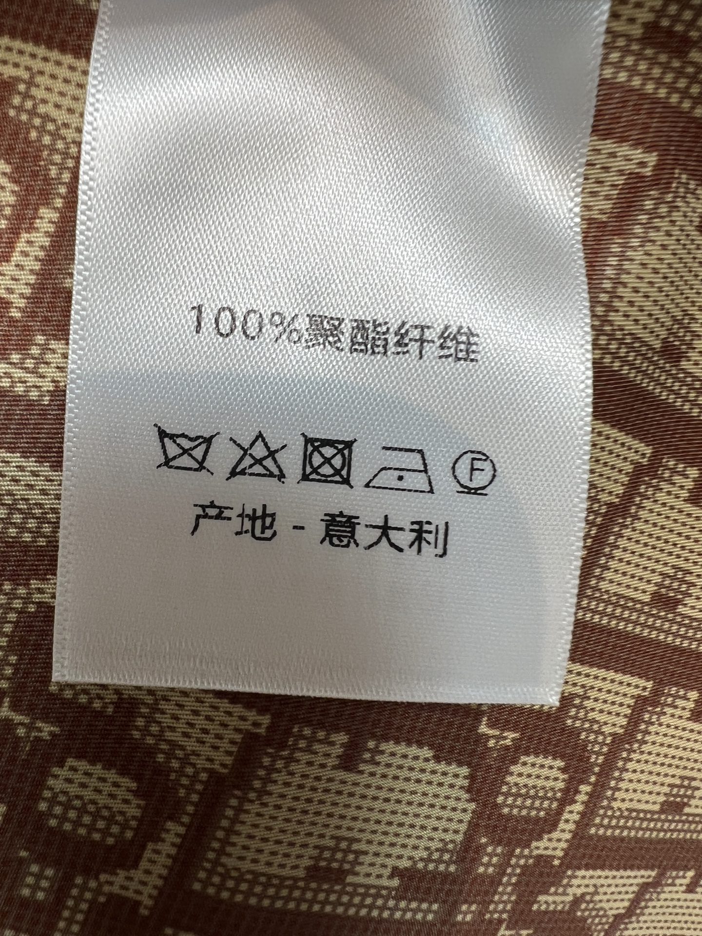 D家 26早秋新款 卡其色高腰半裙 面料挺括抗皱 花纹质感腰带 可以随心收紧腰线 裙身复古双排黑色纽扣设计 利落立体的分