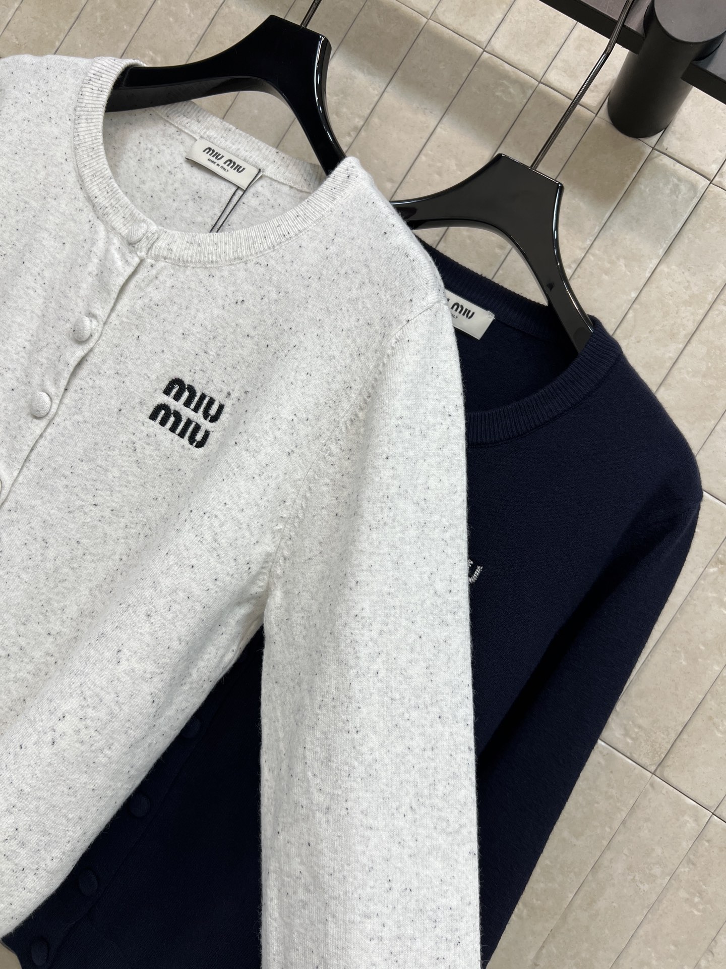 MIU家 26早秋新款 圆领针织开衫 采用羊毛针织面料 软糯细腻 上身亲肤舒适 圆润工整圆领柔和贴合脖颈 单排精致纽扣开 MIU家 26早秋新款 圆领针织开衫 采用羊毛针织面料 软糯细腻 上身亲肤舒适 圆润工整圆领柔和贴合脖颈 单排精致纽扣开