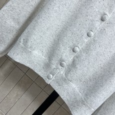MIU家 26早秋新款 圆领针织开衫 采用羊毛针织面料 软糯细腻 上身亲肤舒适 圆润工整圆领柔和贴合脖颈 单排精致纽扣开 MIU家 26早秋新款 圆领针织开衫 采用羊毛针织面料 软糯细腻 上身亲肤舒适 圆润工整圆领柔和贴合脖颈 单排精致纽扣开