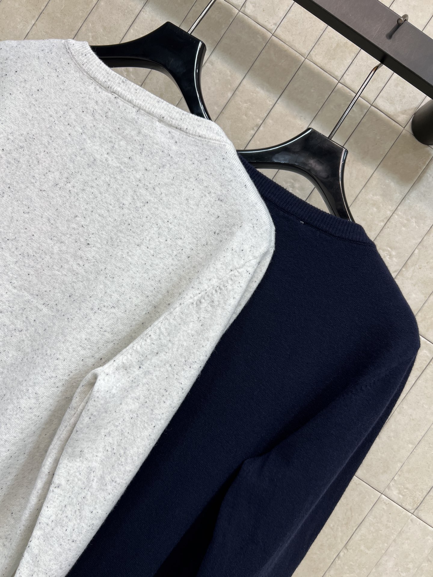 MIU家 26早秋新款 圆领针织开衫 采用羊毛针织面料 软糯细腻 上身亲肤舒适 圆润工整圆领柔和贴合脖颈 单排精致纽扣开 MIU家 26早秋新款 圆领针织开衫 采用羊毛针织面料 软糯细腻 上身亲肤舒适 圆润工整圆领柔和贴合脖颈 单排精致纽扣开
