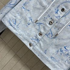 D家 26早秋新款 印花连帽牛仔外套 采用牛仔棉面料 挺括舒适 清新浅底青花瓷飞鸟印花 自带雅致氛围感 抽绳连帽设计 胸 D家 26早秋新款 印花连帽牛仔外套 采用牛仔棉面料 挺括舒适 清新浅底青花瓷飞鸟印花 自带雅致氛围感 抽绳连帽设计 胸