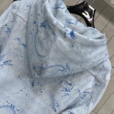 D家 26早秋新款 印花连帽牛仔外套 采用牛仔棉面料 挺括舒适 清新浅底青花瓷飞鸟印花 自带雅致氛围感 抽绳连帽设计 胸 D家 26早秋新款 印花连帽牛仔外套 采用牛仔棉面料 挺括舒适 清新浅底青花瓷飞鸟印花 自带雅致氛围感 抽绳连帽设计 胸