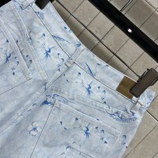 D家 26早秋新款 印花高腰短裤 采用牛仔棉面料 厚实挺括 清新白调底色搭配雅致蓝调飞鸟印花 经典高腰剪裁抬高腰线 优化 D家 26早秋新款 印花高腰短裤 采用牛仔棉面料 厚实挺括 清新白调底色搭配雅致蓝调飞鸟印花 经典高腰剪裁抬高腰线 优化