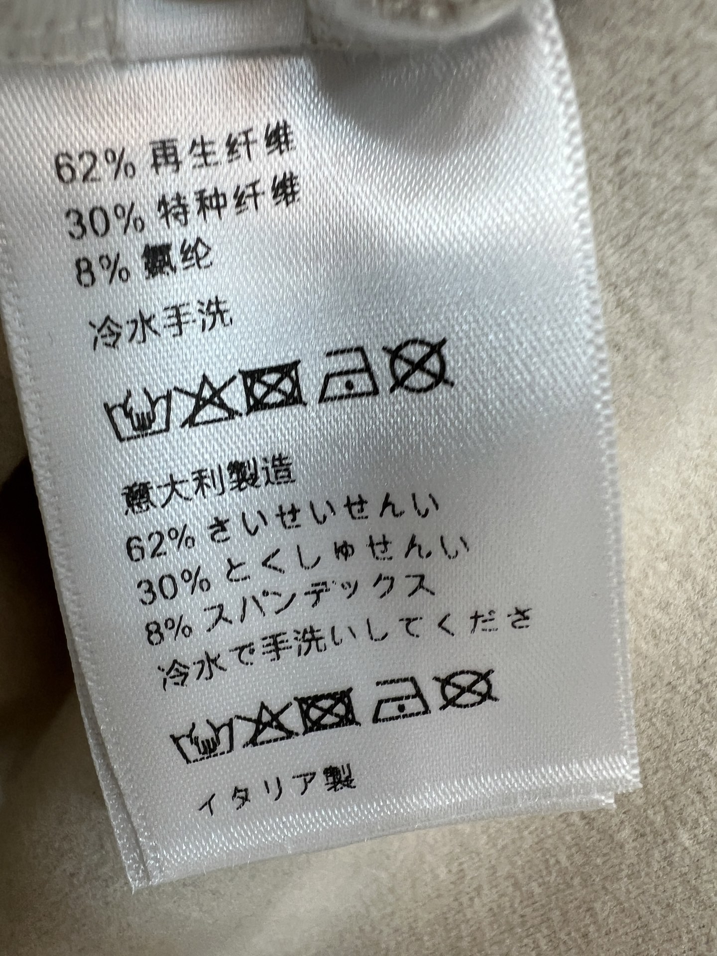 MIU家 26早秋新款 休闲立领套装 立领上衣外套+松紧腰长裤  衣身精致小logo刺绣点缀 短款优化身材比例 搭配同色