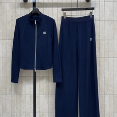 MIU家 26早秋新款 休闲立领套装 立领上衣外套+松紧腰长裤 衣身精致小logo刺绣点缀 短款优化身材比例 搭配同色 MIU家 26早秋新款 休闲立领套装 立领上衣外套+松紧腰长裤 衣身精致小logo刺绣点缀 短款优化身材比例 搭配同色