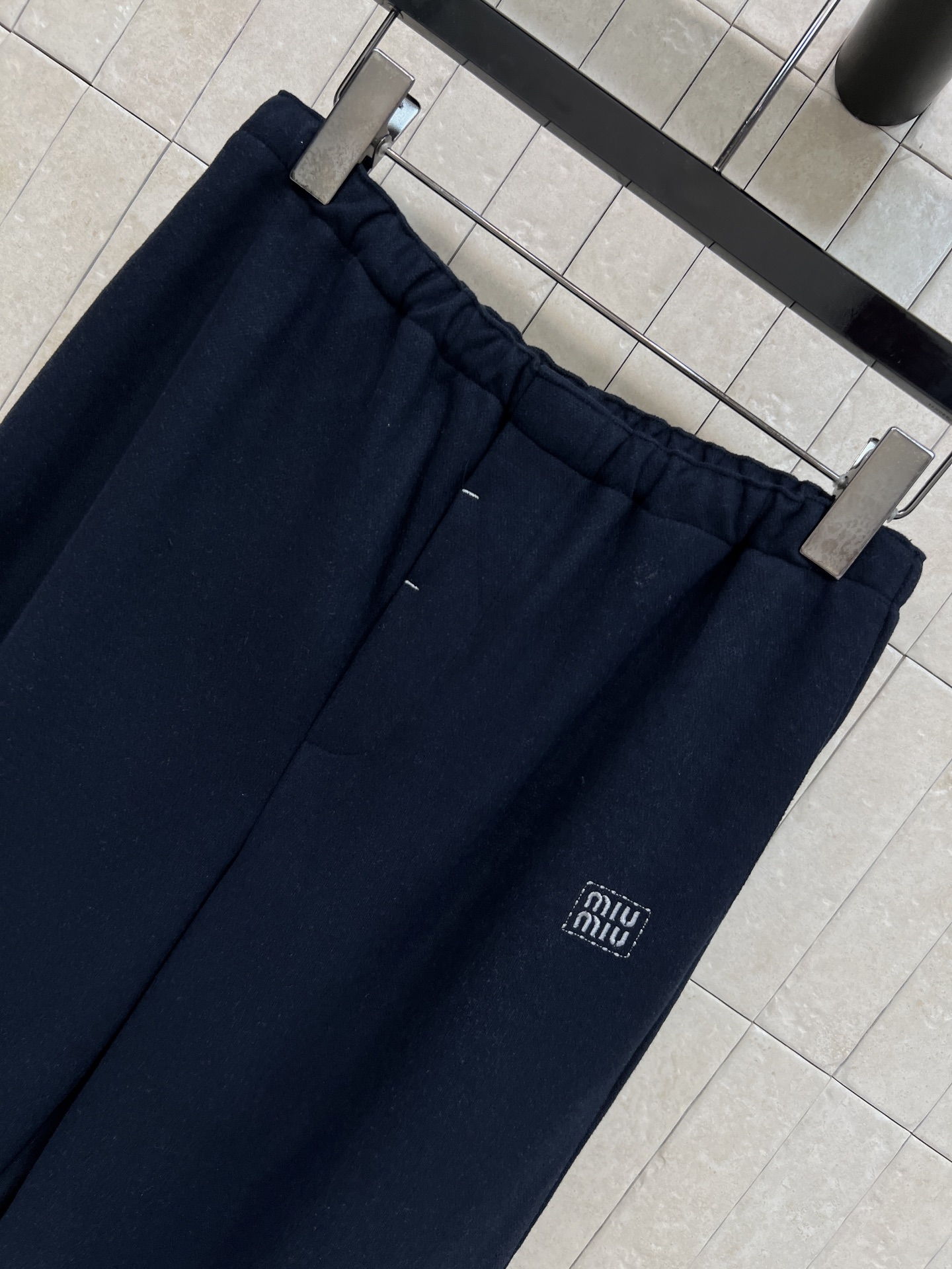 MIU家 26早秋新款 松紧腰阔腿卫裤 舒适弹力松紧腰不勒腰身 裤身侧边logo刺绣标识低调耐看 柔软厚实的面料垂感出众