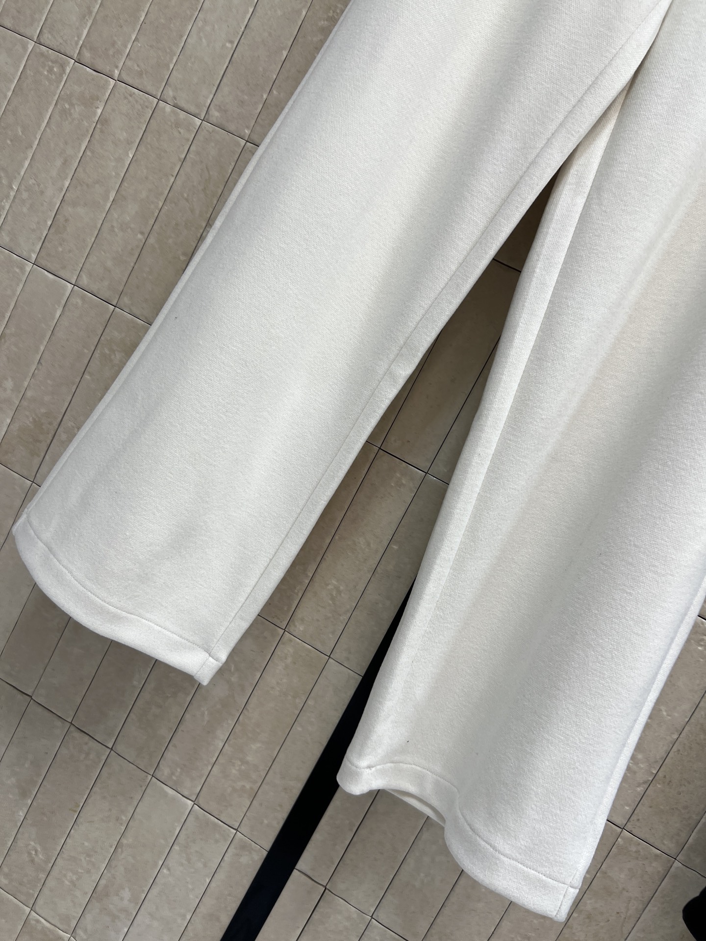 MIU家 26早秋新款 松紧腰阔腿卫裤 舒适弹力松紧腰不勒腰身 裤身侧边logo刺绣标识低调耐看 柔软厚实的面料垂感出众