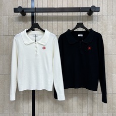 C家 26早秋新款 Polo领针织长袖上衣 采用羊毛针织面料 软糯细腻 波浪花边翻领精致 前襟半开纽扣设计 穿脱方便 胸 C家 26早秋新款 Polo领针织长袖上衣 采用羊毛针织面料 软糯细腻 波浪花边翻领精致 前襟半开纽扣设计 穿脱方便 胸
