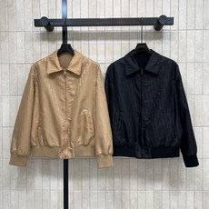 D家 26早秋新款 翻领夹克外套 两面穿设计 一面顺滑满印低调暗纹 一面纯色绒感 精致翻领搭配顺滑主拉链 罗纹收口下摆与 D家 26早秋新款 翻领夹克外套 两面穿设计 一面顺滑满印低调暗纹 一面纯色绒感 精致翻领搭配顺滑主拉链 罗纹收口下摆与