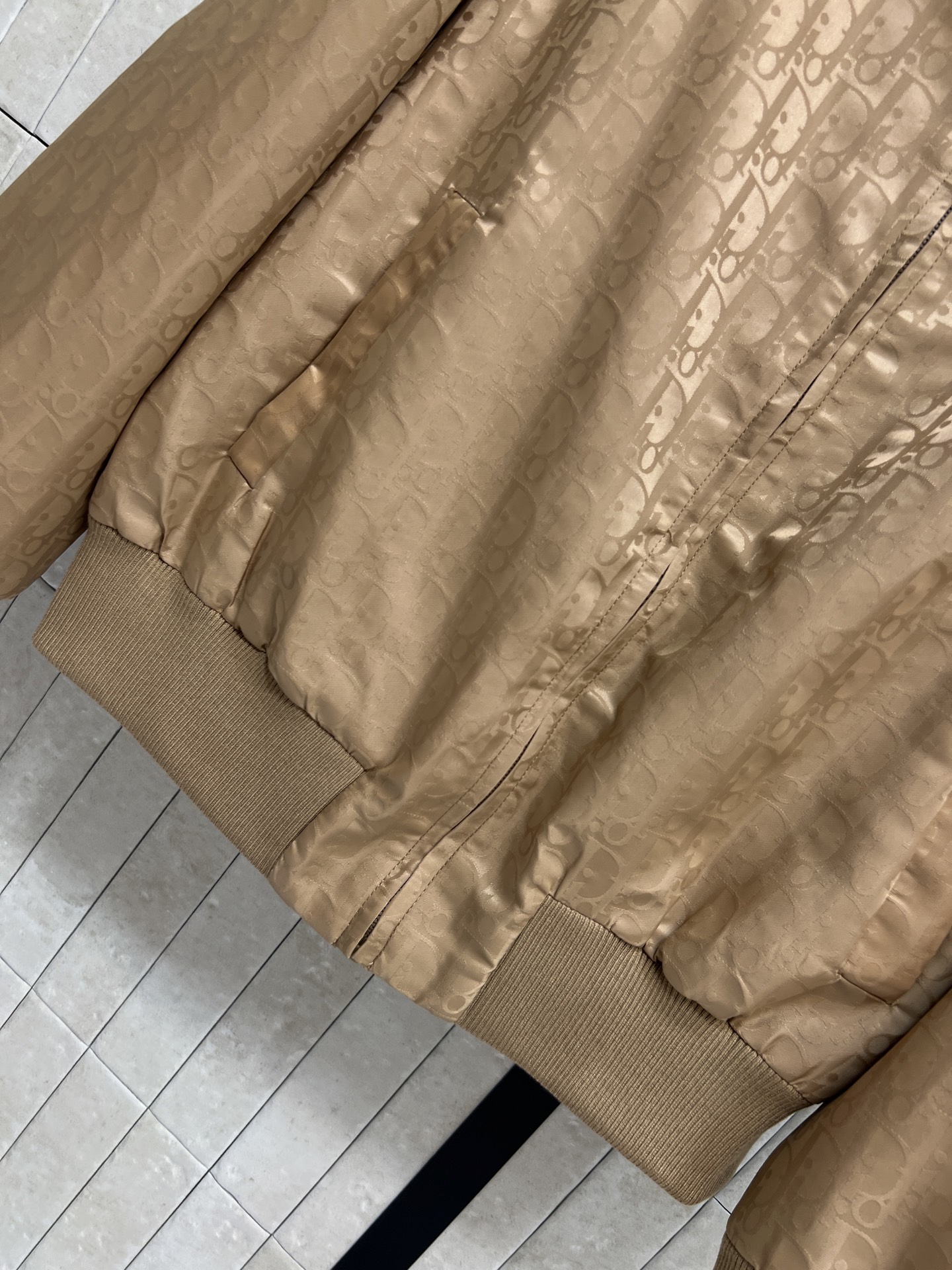 D家 26早秋新款 翻领夹克外套 两面穿设计 一面顺滑满印低调暗纹 一面纯色绒感 精致翻领搭配顺滑主拉链 罗纹收口下摆与