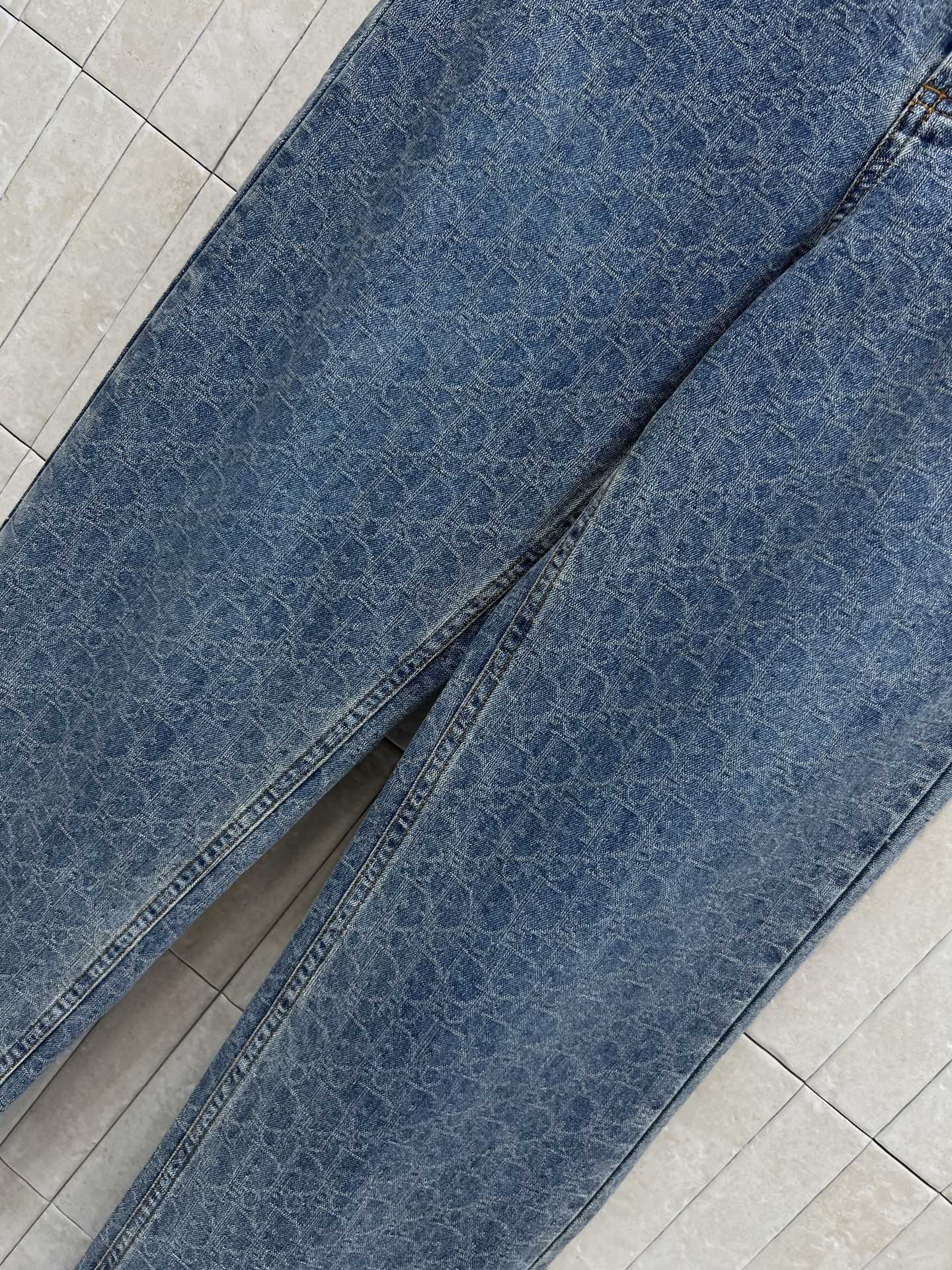 D家 26早秋新款 提花高腰牛仔裤 复古水洗牛仔棉面料 裤身布满低调精致的暗纹提花 质感出众 高腰剪裁收拢腰腹赘肉 宽松