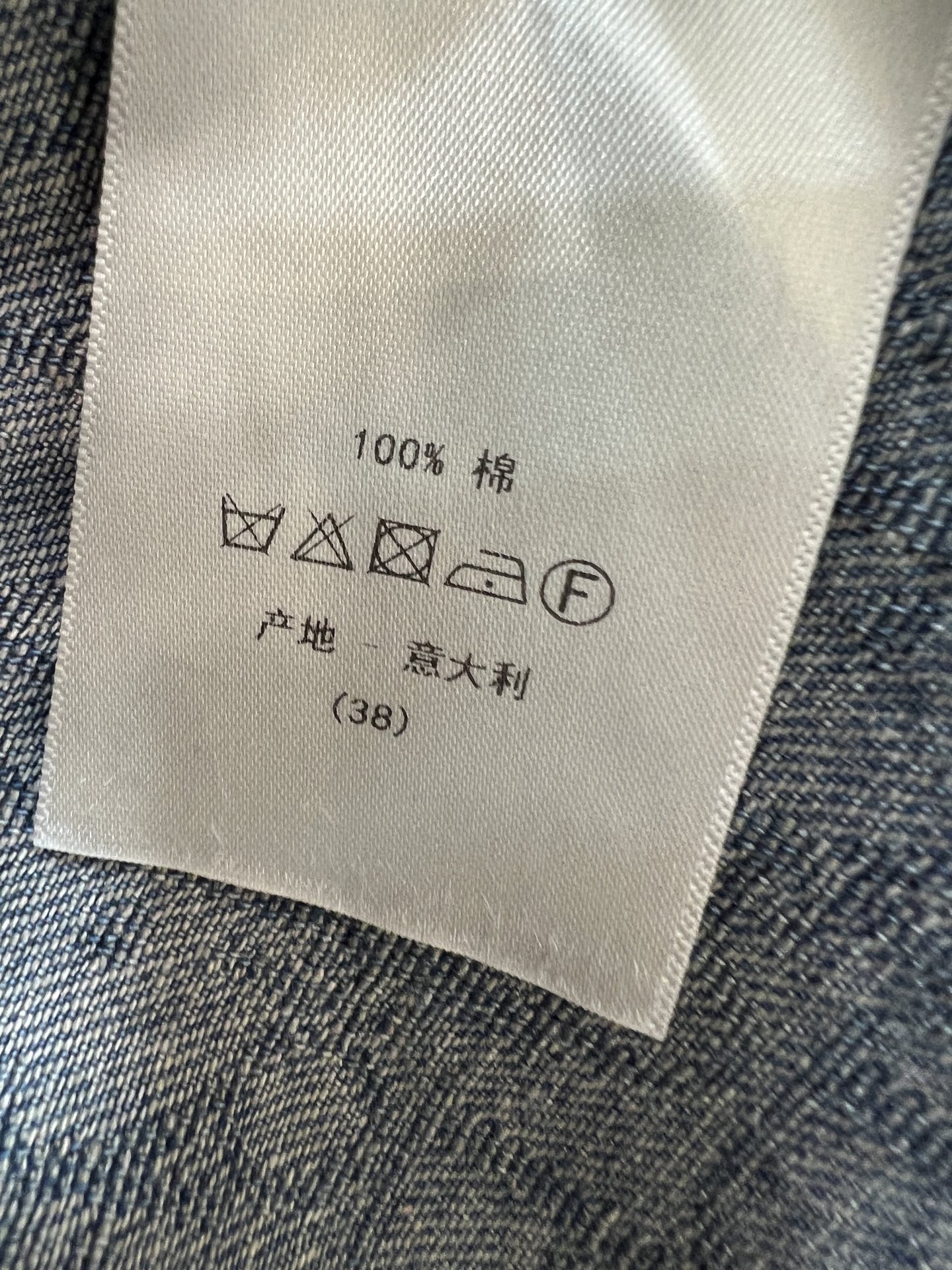 D家 26早秋新款 提花短款牛仔外套 复古水洗牛仔棉面料 翻领暗纹提花外层很有质感 金属纽扣简约精致 胸前工装贴袋增添细