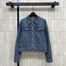 D家 26早秋新款 提花短款牛仔外套 复古水洗牛仔棉面料 翻领暗纹提花外层很有质感 金属纽扣简约精致 胸前工装贴袋增添细 D家 26早秋新款 提花短款牛仔外套 复古水洗牛仔棉面料 翻领暗纹提花外层很有质感 金属纽扣简约精致 胸前工装贴袋增添细