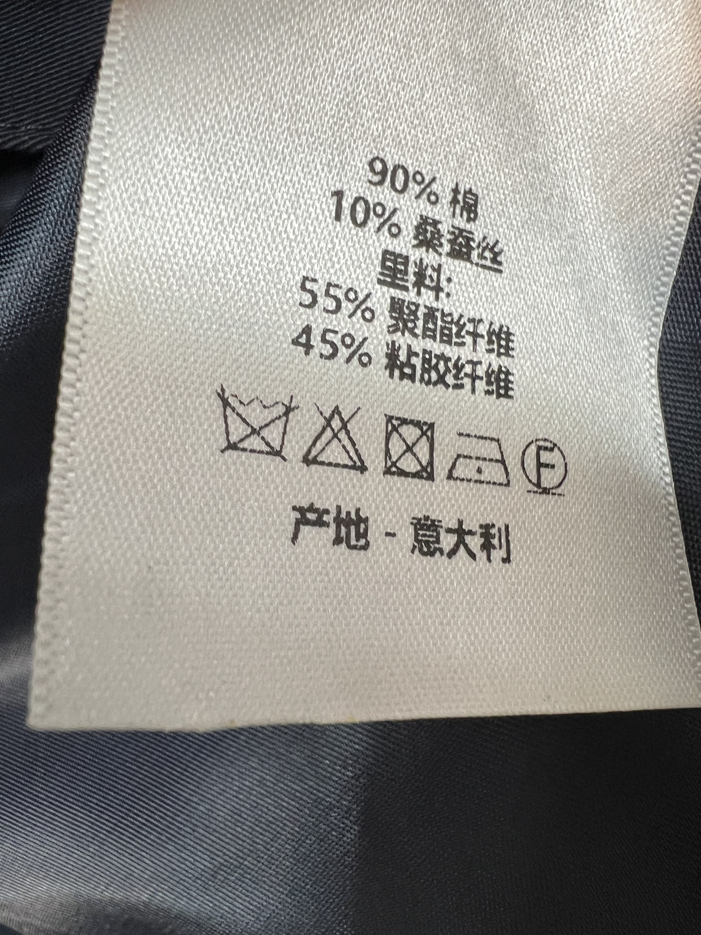 D家 26早秋新款 藏青立领收腰外套 采用棉质混纺面料 利落高立领可以防风挡风 正面简约拉链开合 两侧金属皮带扣可自由收