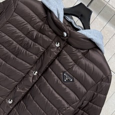 PD家 26秋冬新款 可拆卸连帽羽绒服 可拆卸灰色针织帽实现多种穿搭风格 横向绗缝锁棉不易结块 圆领单排金属扣简约大气 PD家 26秋冬新款 可拆卸连帽羽绒服 可拆卸灰色针织帽实现多种穿搭风格 横向绗缝锁棉不易结块 圆领单排金属扣简约大气