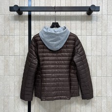 PD家 26秋冬新款 可拆卸连帽羽绒服 可拆卸灰色针织帽实现多种穿搭风格 横向绗缝锁棉不易结块 圆领单排金属扣简约大气 PD家 26秋冬新款 可拆卸连帽羽绒服 可拆卸灰色针织帽实现多种穿搭风格 横向绗缝锁棉不易结块 圆领单排金属扣简约大气