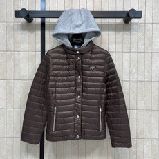 PD家 26秋冬新款 可拆卸连帽羽绒服 可拆卸灰色针织帽实现多种穿搭风格 横向绗缝锁棉不易结块 圆领单排金属扣简约大气 PD家 26秋冬新款 可拆卸连帽羽绒服 可拆卸灰色针织帽实现多种穿搭风格 横向绗缝锁棉不易结块 圆领单排金属扣简约大气